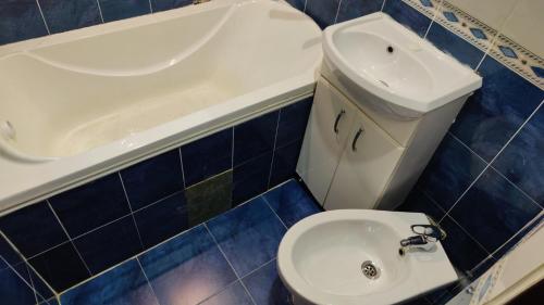 Un baño con un inodoro blanco y un lavabo. en Центр Рышкановки, en Chişinău