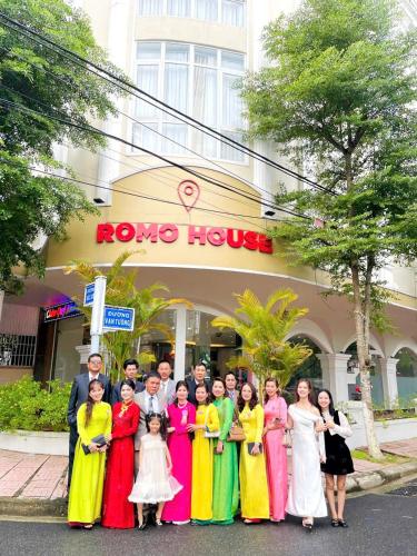 a group of people posing for a picture in front of a building at KHÁCH SẠN ROMO in Quang Ngai