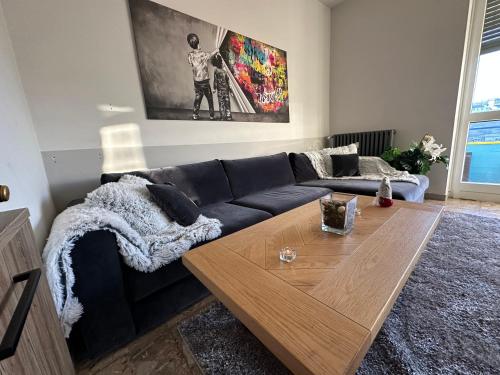 多利亚尼Affordable 3 roms appartment with special price summer 2025的客厅配有黑色沙发和木桌