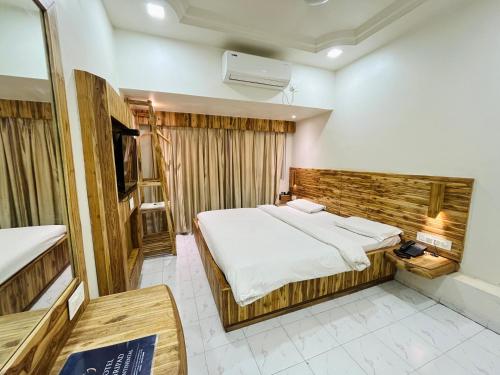 a bedroom with a bed in a room at Hotel Shripad in Amravati