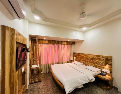 Postel nebo postele na pokoji v ubytování Hotel Shripad