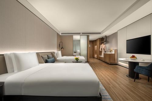 TV a/nebo společenská místnost v ubytování Crowne Plaza Sanya Yazhou Bay by IHG