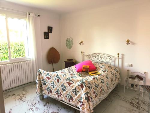 - une chambre avec un lit doté d'un couvre-lit dans l'établissement Villa tout confort proche du port, à Gujan-Mestras