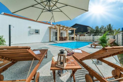 Villa with pool near beautiful sandy beach - by TRAVELER tourist agency Krk - ID 2506