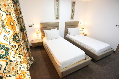 Postel nebo postele na pokoji v ubytování Ecolodge Ksar Ghilane