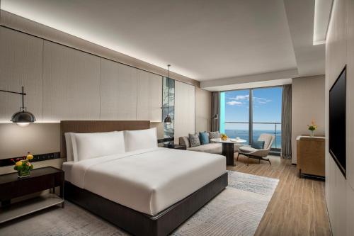 Postel nebo postele na pokoji v ubytování Crowne Plaza Sanya Yazhou Bay by IHG