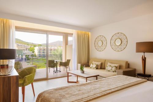 Ένα ή περισσότερα κρεβάτια σε δωμάτιο στο Zafiro Palace Palmanova