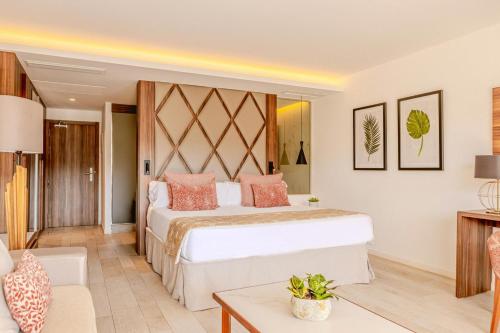 Ένα ή περισσότερα κρεβάτια σε δωμάτιο στο Zafiro Palace Palmanova