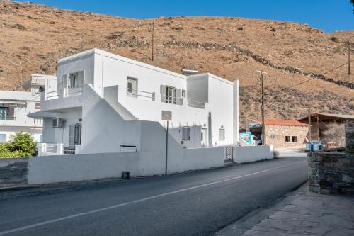 a white building on the side of a road at Katerina Irida Kythnos in Mérikhas