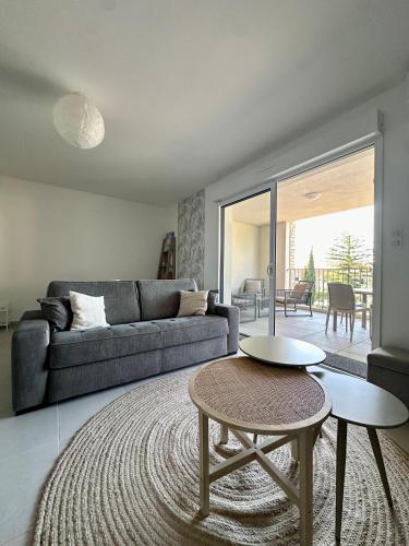 un salon avec un canapé et une table dans l'établissement Appartement Gabriela, à Saint-Florent