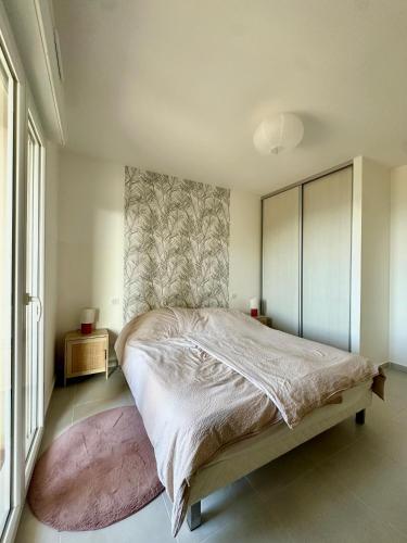 une chambre avec un grand lit et une grande fenêtre dans l'établissement Appartement Gabriela, à Saint-Florent