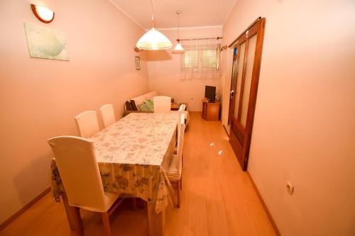 a dining room with a table and chairs at Apartments and Rooms Frane in Palit