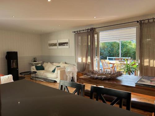 un salon avec un canapé et une table dans l'établissement Villa avec piscine, à La Teste-de-Buch