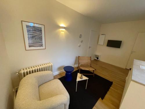 Ajania, Appt avec parking et petit jardin privé