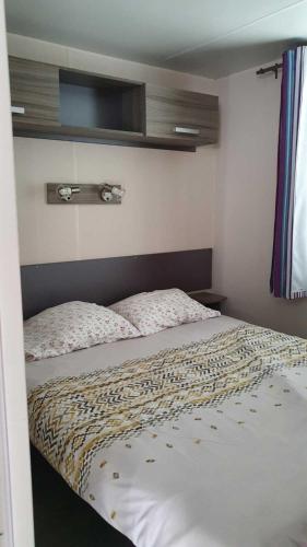 Ένα ή περισσότερα κρεβάτια σε δωμάτιο στο Camping L'Enclave mobil-home