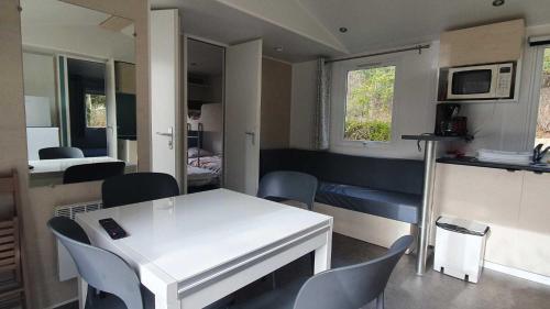 Μια τηλεόραση ή/και κέντρο ψυχαγωγίας στο Camping L'Enclave mobil-home