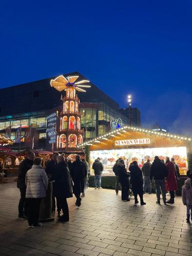 a group of people standing in front of a christmas market at Hotel Am Sportpark in Duisburg