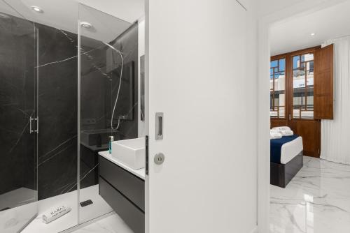 ein Badezimmer mit Dusche und Waschbecken in der Unterkunft 7 Luxury Suites By Karat in Santa Cruz de Tenerife