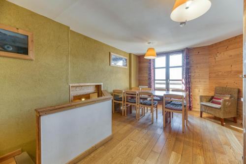 a dining room with a table and chairs at Chalet le Regain in Villard-Reculas
