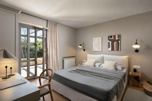 Rustic Villa Calluna & Cardamine with a pool في Sveti Lovreč Pazenatički: غرفة نوم بها سرير ومكتب ونافذة