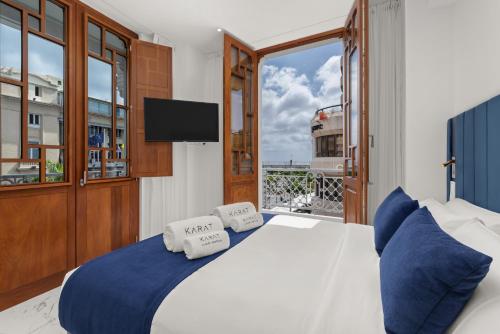 ein Schlafzimmer mit großem Bett und Fernseher in der Unterkunft 7 Luxury Suites By Karat in Santa Cruz de Tenerife
