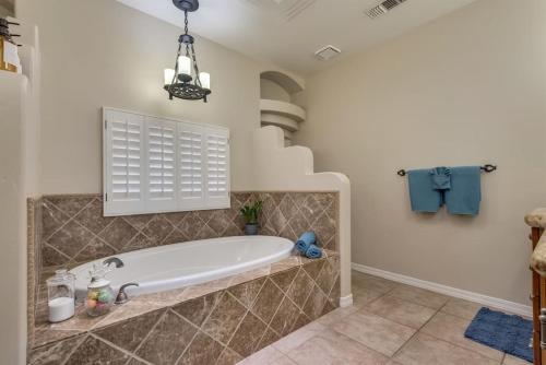 une grande salle de bains avec baignoire dans une chambre dans l'établissement Peruvian-4 Bed Desert Oasis -Pool, Hot-Tub &Outdoor Kitchen, à Lake Havasu City