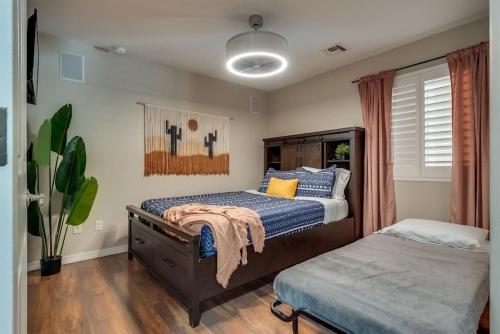 une chambre avec un lit avec des oreillers bleus et jaunes dans l'établissement Peruvian-4 Bed Desert Oasis -Pool, Hot-Tub &Outdoor Kitchen, à Lake Havasu City