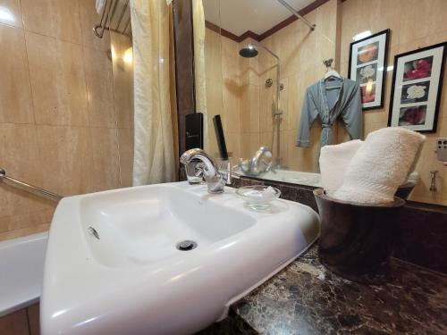 - Baño con lavabo blanco y ducha en Lee Boutique Hotel Tagaytay, en Tagaytay