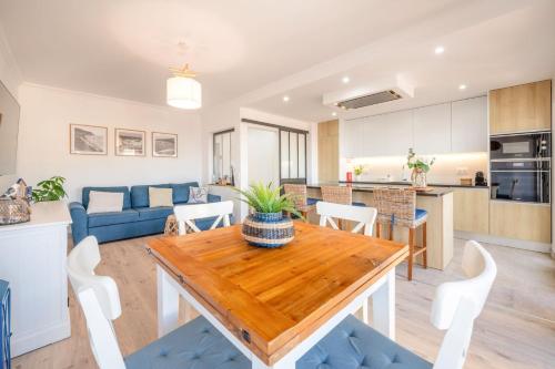 SantanaにあるGuestReady - Lovely Experience in Sesimbraの木製のテーブルと椅子のあるキッチンとリビングルーム