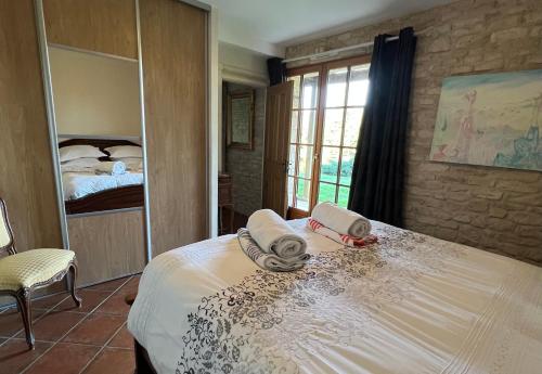 une chambre avec un lit avec des serviettes dessus dans l'établissement Lake Noble, à Saint-Germain-lʼAiguiller