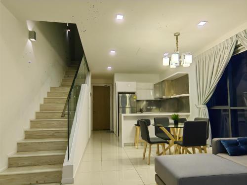 eine Treppe, die zu einem Wohnzimmer und einer Küche führt in der Unterkunft M City 2 DUPLEX BEDROOM KLCC in Kuala Lumpur