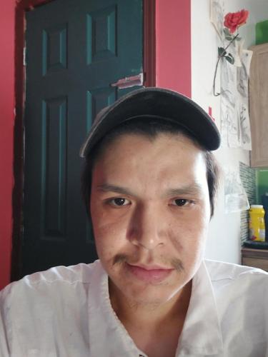 un homme portant un chapeau et une moustache dans l'établissement Delyan reda Guanish, à Schefferville