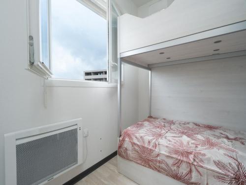 une petite chambre avec un lit et une fenêtre dans l'établissement La Dune 65 - Villa 3P6, à Sérignan