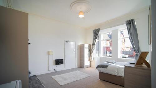 Un dormitorio con una cama y una ventana grande en YSS The Church 1 Coatham, en Redcar