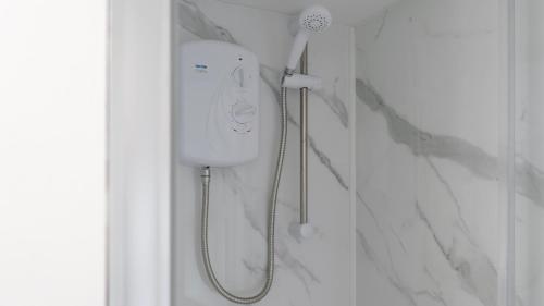 y baño con ducha blanca. en YSS The Church 1 Coatham, en Redcar