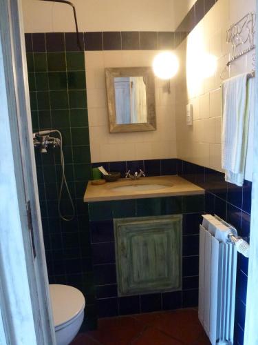 a bathroom with a sink and a toilet at Ha Mar ao Luar in Setúbal