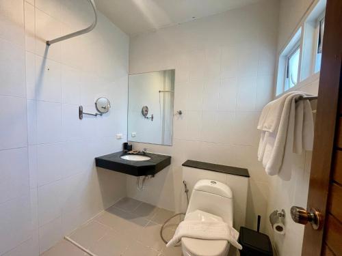 Koupelna v ubytování The Langstan Suites