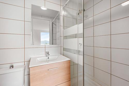 アロラにあるCasa Rural Salrimaの洗面台と鏡のある白いバスルーム