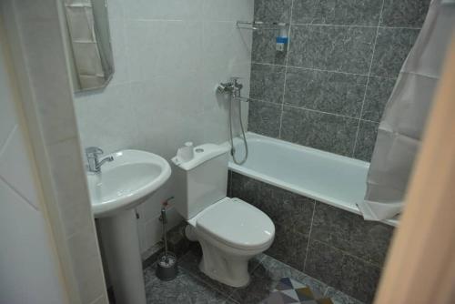 Bilik mandi di AVA Hotel