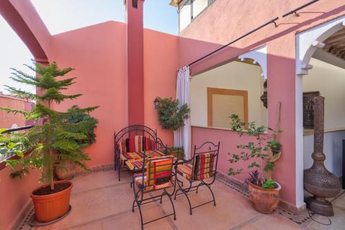 Riad Marwa Marrakech في مراكش: فناء به كراسي وطاولة في منزل