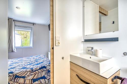 Кровать или кровати в номере Mobil home Amira 42m2