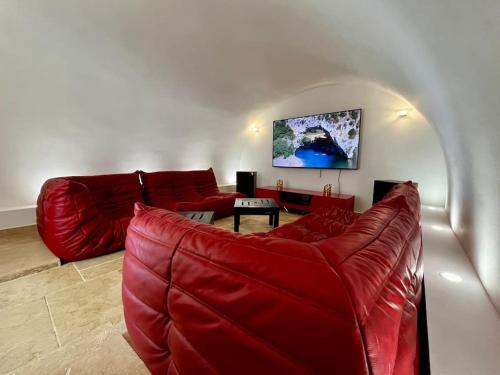 Una televisión o centro de entretenimiento en Villa d'Exception avec Vue Panoramique et Piscine