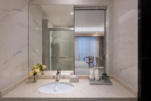 上海市にあるShangHai LuAn Garden Hotelのバスルーム(シンク、バスタブ付)
