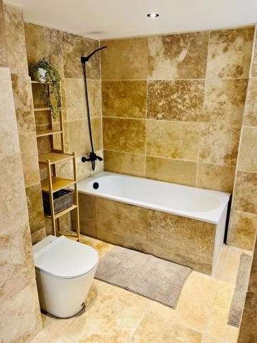 une salle de bain avec toilettes et baignoire dans l'établissement RPP A108 -Magnifique apt 8pers - pied des pistes, à Tignes