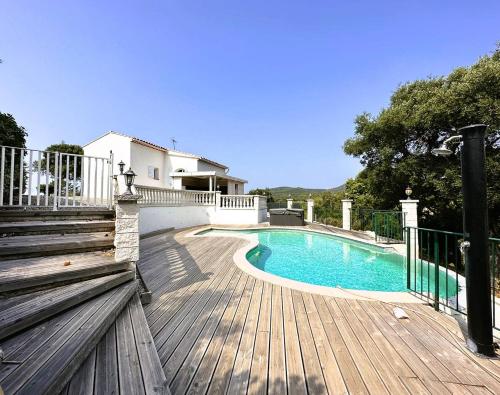 Villa Cigalou pour 8 personnes avec piscine chauffée et petite vue mer au domaine de Valcros à La Londe les Maures