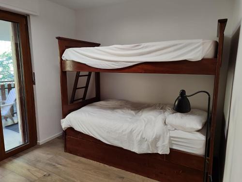 A bed or beds in a room at Appartamento con vista - nuova ristrutturazione