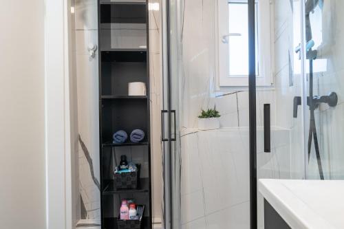 un bagno con doccia con porta in vetro di Vista a Piran