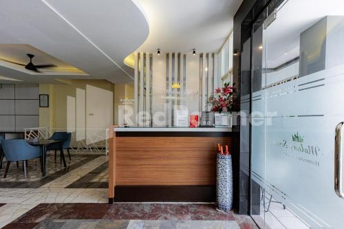a view of the reception desk in a waiting room at De Malang Sweet Homestay Syariah Mitra RedDoorz in Malang