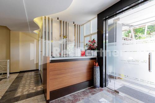 a lobby with a reception desk in a building at De Malang Sweet Homestay Syariah Mitra RedDoorz in Malang