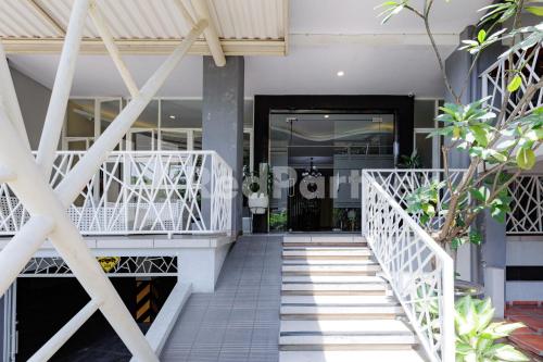 a staircase leading to the front door of a building at De Malang Sweet Homestay Syariah Mitra RedDoorz in Malang